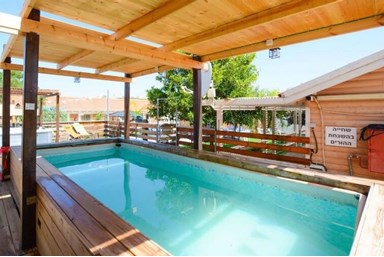 פסגת האירוח הדרוזי - בריכה ומתקנים לילדים