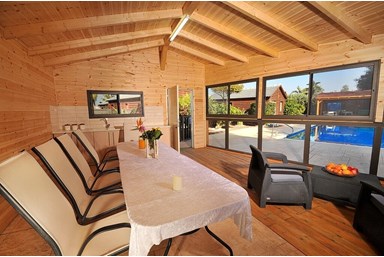 בקתות תכלת וארגמן - החצר והבריכה