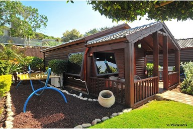 בקתות תכלת וארגמן - החצר והבריכה