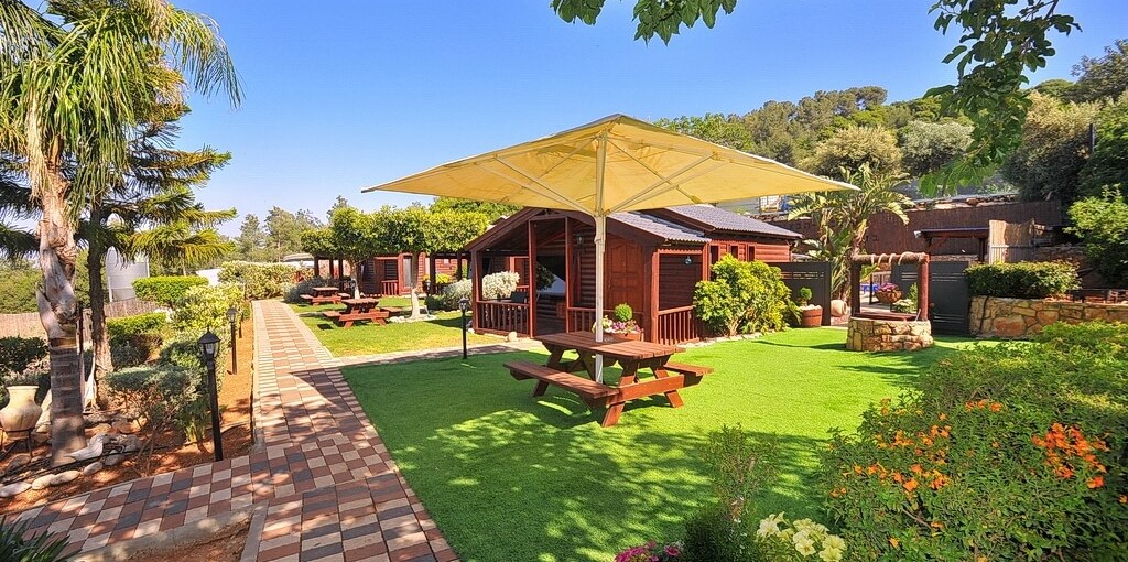 בקתות תכלת וארגמן חצר ובריכה (10).JPG