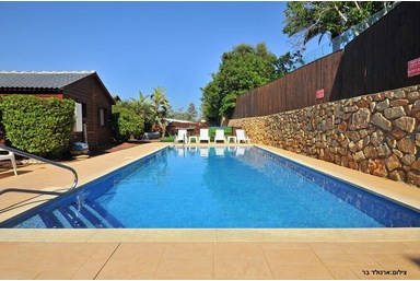 בקתות תכלת וארגמן - החצר והבריכה