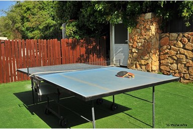 בקתות תכלת וארגמן - החצר והבריכה