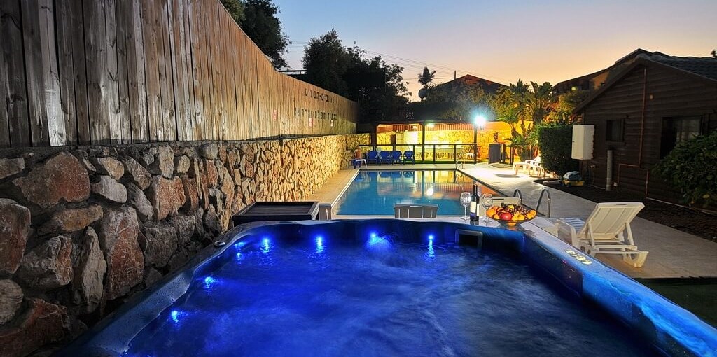 בקתות תכלת וארגמן חצר ובריכה (46).JPG