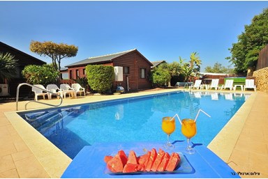 בקתות תכלת וארגמן