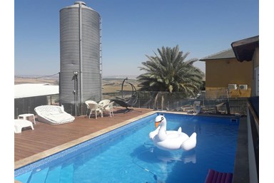 אחוזת דור - מתחם החוץ והבריכה