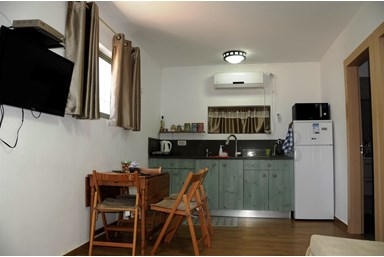 אצלנו בחצר - נאות הכיכר