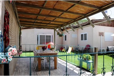 אצלנו בחצר - נאות הכיכר - החצר והסביבה