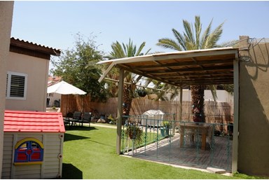 אצלנו בחצר - נאות הכיכר - החצר והסביבה