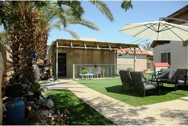 אצלנו בחצר - נאות הכיכר - החצר והסביבה