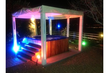 קשת מול כנרת - החצר והבריכה