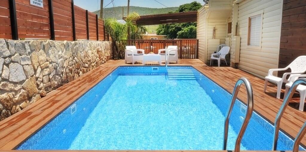 בקתות שרון הבריכה והחצר (3).jpg