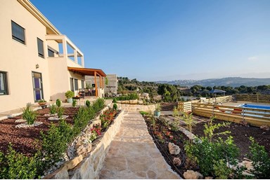 נוף לאהבה - החצר והבריכה