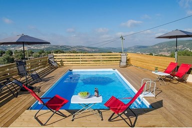 נוף לאהבה - החצר והבריכה