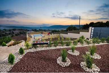 נוף לאהבה - החצר והבריכה