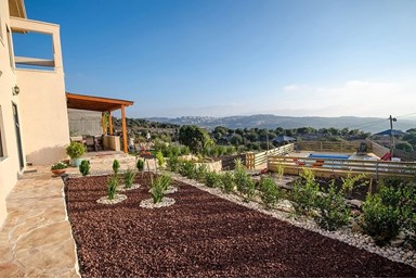 נוף לאהבה - החצר והבריכה