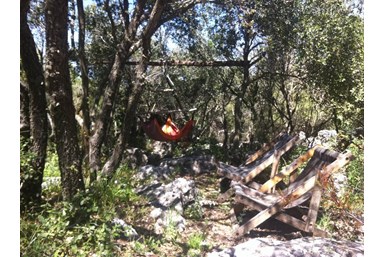 הכפר הסקנדינבי - טבע בהר - חצר המתחם והבריכה