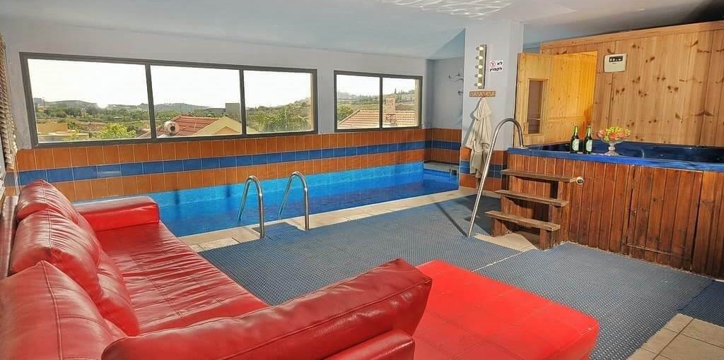 הולידיי פלייס - Holiday Place חצר ובריכה (9).jpeg