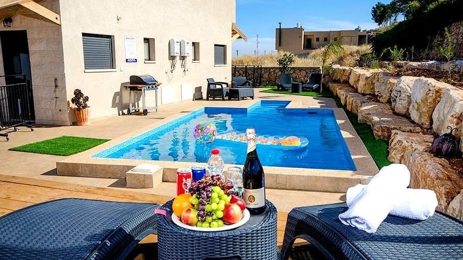 אחוזת הדר - ראש פינה ראשי.jpg