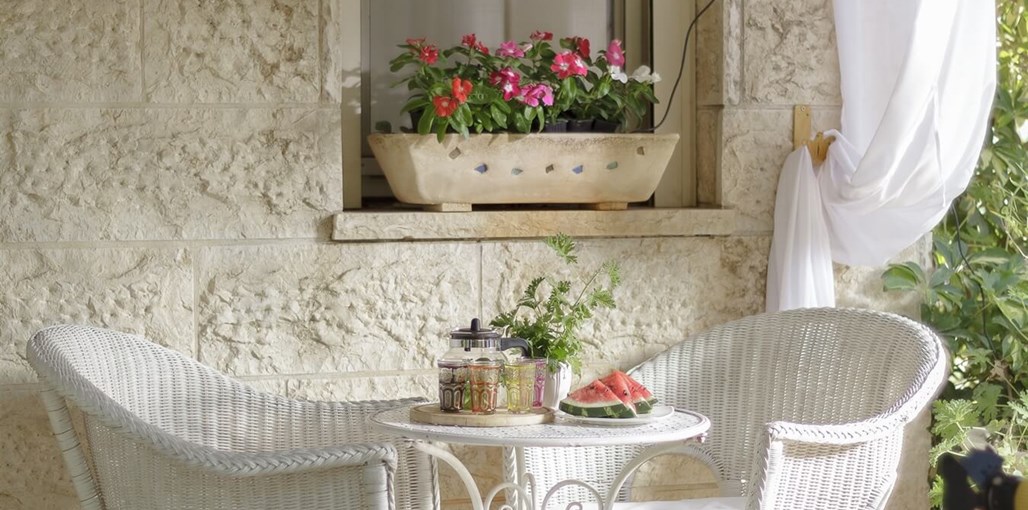 פינת נופש בראש פינה Exterior_table_and_chairs.jpg