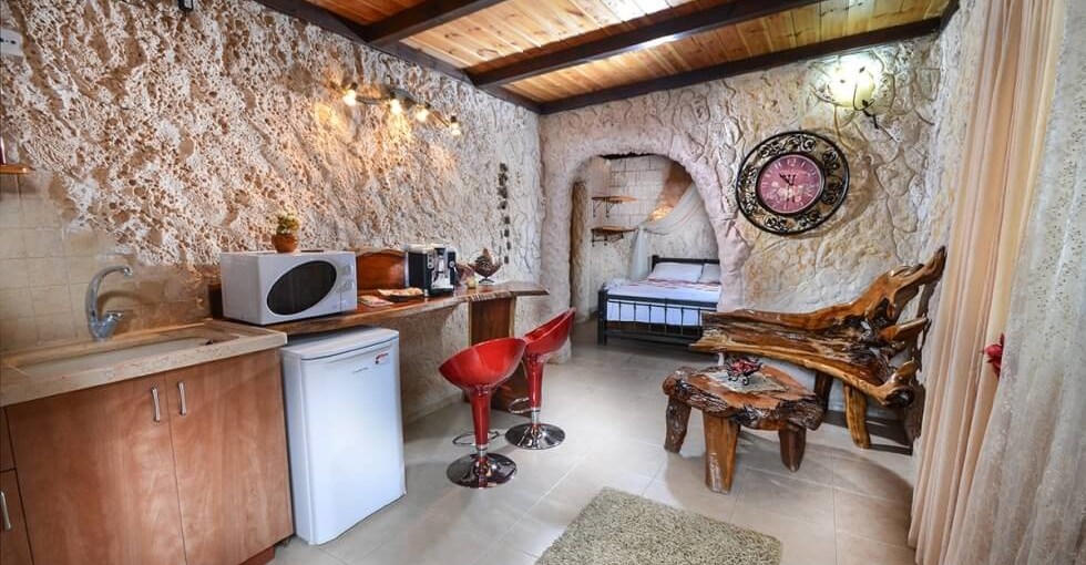 אהבה במושבה מערה (1).jpg