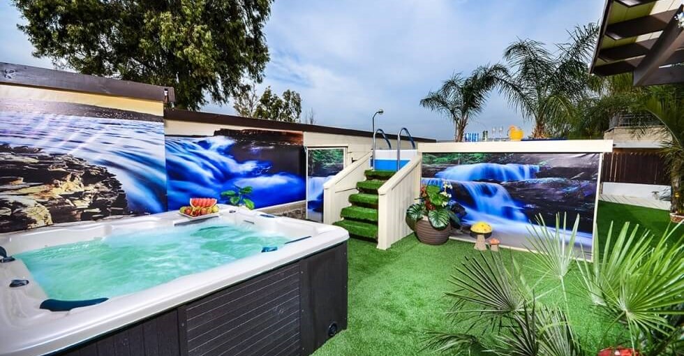 אהבה במושבה החצר (1).jpg