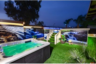 אהבה במושבה - בריכת השחיה והחצר