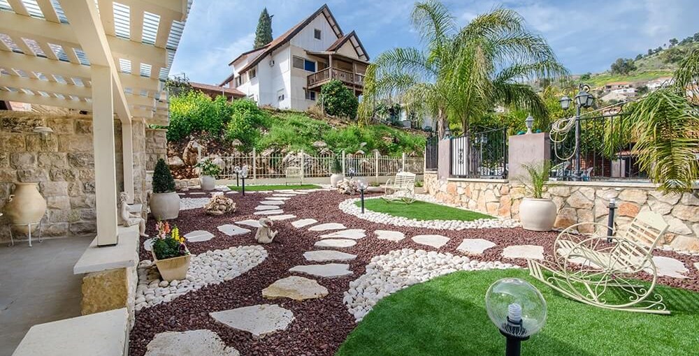 פרובנס בגן החצר והבריכה המחוממת (3).jpg