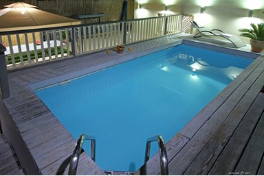 שיר בנוף - החצר, הבריכה והנוף