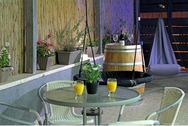 שיר בנוף - החצר, הבריכה והנוף