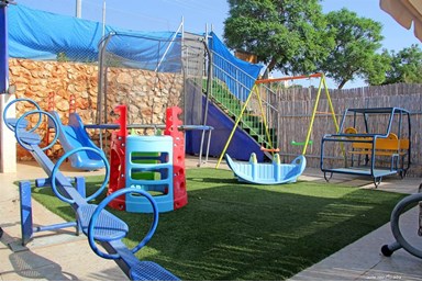 שיר בנוף - החצר, הבריכה והנוף