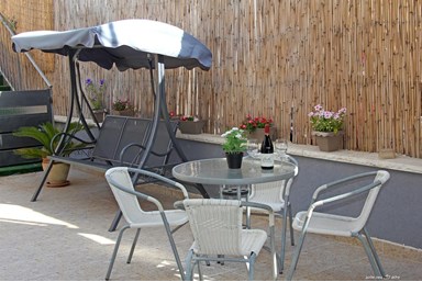 שיר בנוף - החצר, הבריכה והנוף