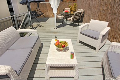 שיר בנוף - החצר, הבריכה והנוף