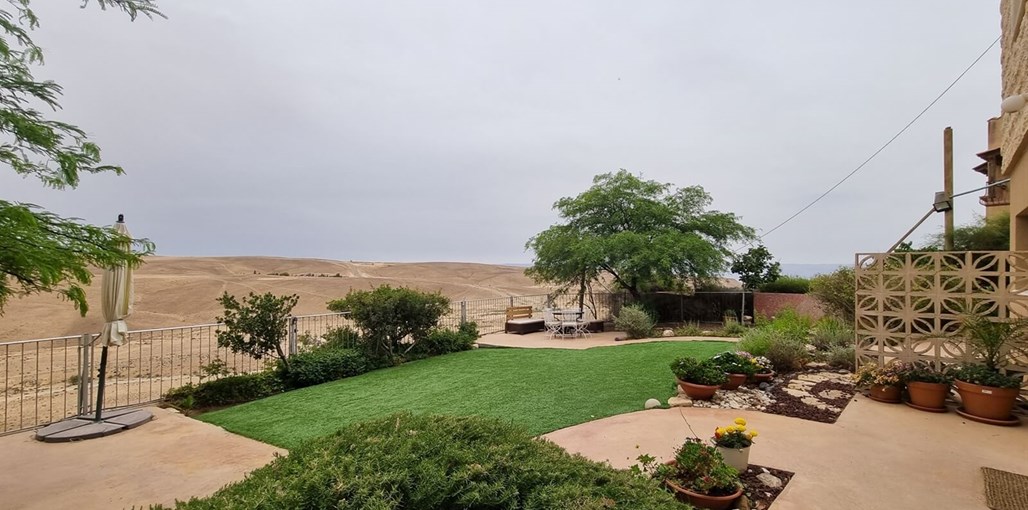 קורא במדבר גינה ונוף.jpg