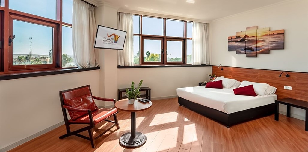 מלון ענבר ערד חדר סופריור נגיש.jpg