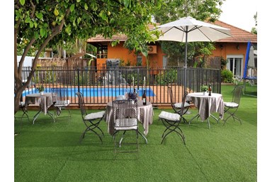 אהבה ולימונים - החצר והבריכה