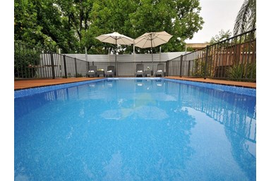 אהבה ולימונים - החצר והבריכה