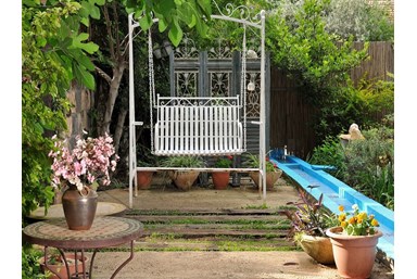 אהבה ולימונים - החצר והבריכה