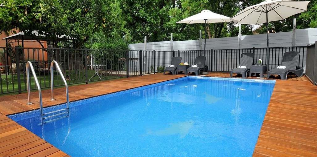 אהבה ולימונים חצר ובריכה (27).JPG