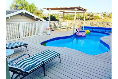 ונילה גריי - החצר והבריכה