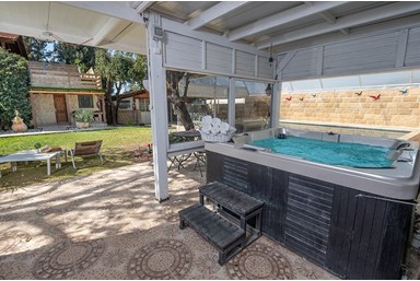 הבקתה של איה - מתחם החוץ