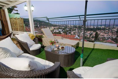 אל גיא אוני - החצר והנוף