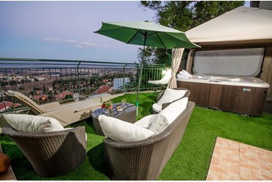 אל גיא אוני - החצר והנוף