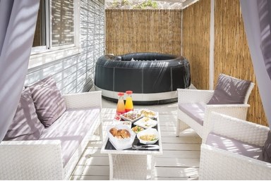 אהבה בגולן - החצר והבריכה