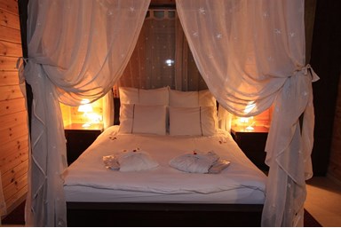 פינה בסג'רה - בריכת השחיה והחצר