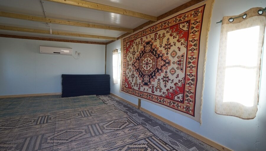 חאן תמרים בצוקים פנים הבקתות (2).jpg