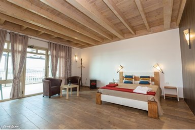 ברמה מעל הכנרת - המרפסת והנוף