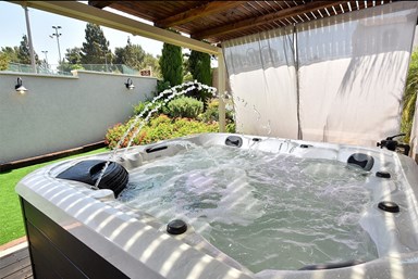 מלכי האוס - בריכת השחיה והנוף