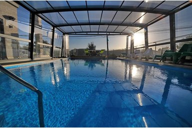 מלכי האוס - בריכת השחיה והנוף