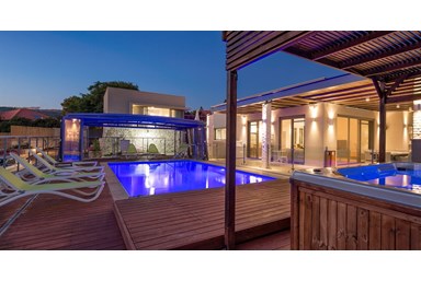 מלכי האוס - בריכת השחיה והנוף