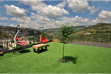 צימר נגיעות בטבע - משפחת מנדו - המועדון והחצר